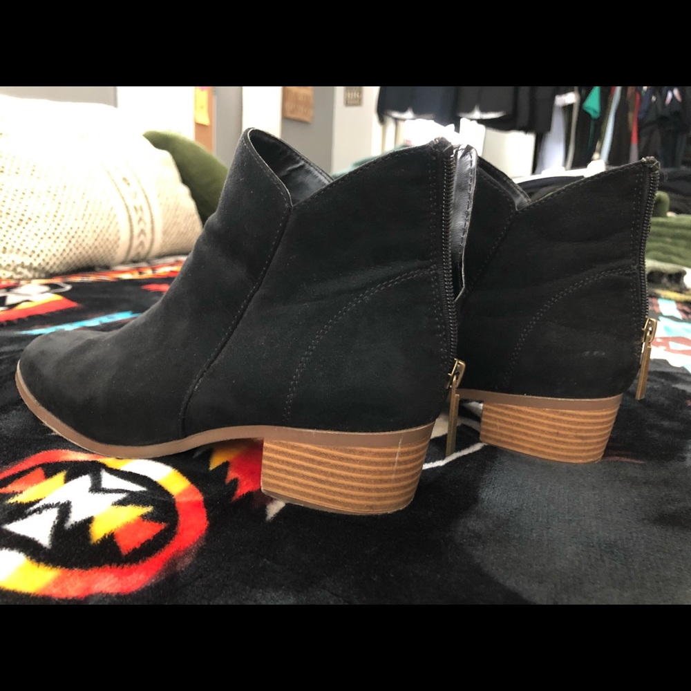 Women’s FOREVER 21 black suade boots